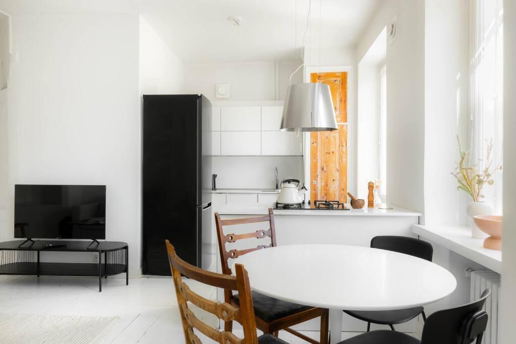 Airy And Bright One-bedroom *