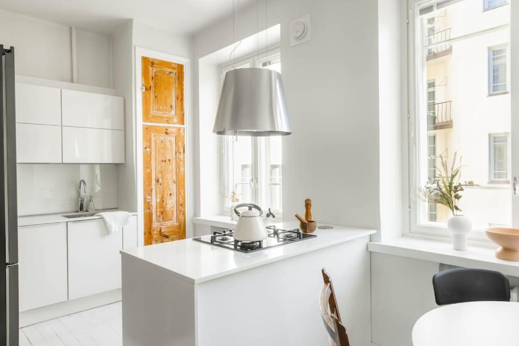 Airy And Bright One-bedroom *