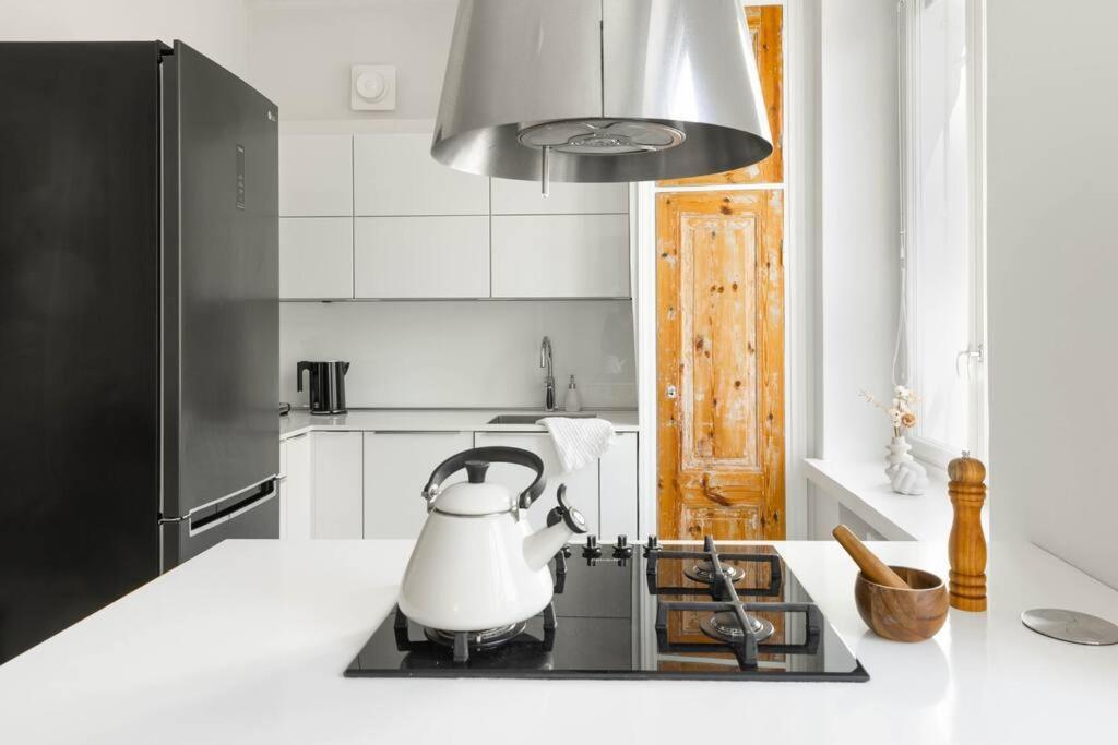 Airy And Bright One-bedroom Appartement *