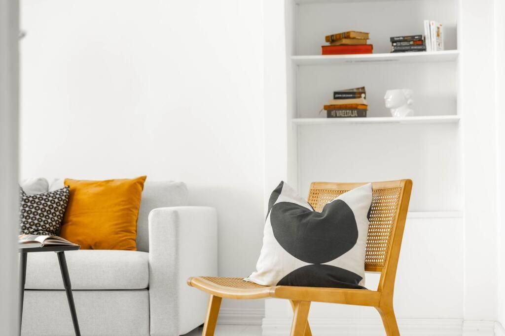 Airy And Bright One-bedroom Appartement *